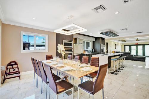 Luxury 4BR & 4BA Villa Heated Pool Minutes To Beach Luxury 4BR & 4BA Villa Heated Pool Minutes To Beach