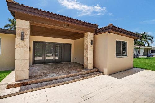 Luxury 4BR & 4BA Villa Heated Pool Minutes To Beach Luxury 4BR & 4BA Villa Heated Pool Minutes To Beach