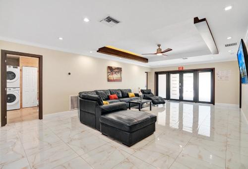 Luxury 4BR & 4BA Villa Heated Pool Minutes To Beach Luxury 4BR & 4BA Villa Heated Pool Minutes To Beach