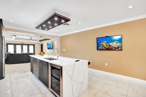 Luxury 4BR & 4BA Villa Heated Pool Minutes To Beach Luxury 4BR & 4BA Villa Heated Pool Minutes To Beach