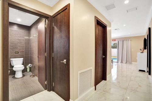 Luxury 4BR & 4BA Villa Heated Pool Minutes To Beach Luxury 4BR & 4BA Villa Heated Pool Minutes To Beach