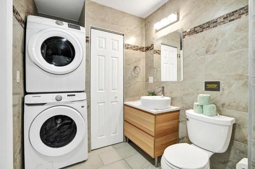 Luxury 4BR & 4BA Villa Heated Pool Minutes To Beach Luxury 4BR & 4BA Villa Heated Pool Minutes To Beach