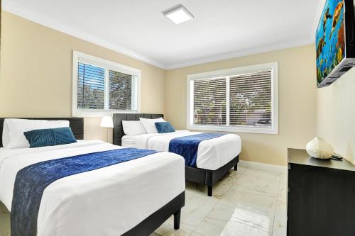 Luxury 4BR & 4BA Villa Heated Pool Minutes To Beach Luxury 4BR & 4BA Villa Heated Pool Minutes To Beach