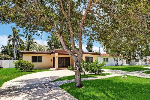 Luxury 4BR & 4BA Villa Heated Pool Minutes To Beach Luxury 4BR & 4BA Villa Heated Pool Minutes To Beach