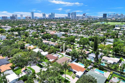 Luxury 4BR & 4BA Villa Heated Pool Minutes To Beach Luxury 4BR & 4BA Villa Heated Pool Minutes To Beach