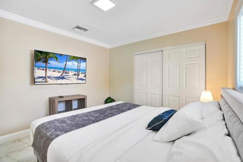 Luxury 4BR & 4BA Villa Heated Pool Minutes To Beach Luxury 4BR & 4BA Villa Heated Pool Minutes To Beach