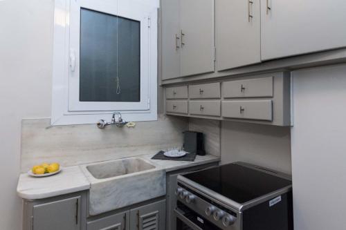 Fashionable 2 Bd Apt in Ano Kipseli with Balcony - image 3