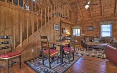 Cozy Creek Cabin Creekside comfort with a firepit and more in Ellijay, USA
