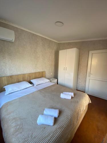 2 twin beds
