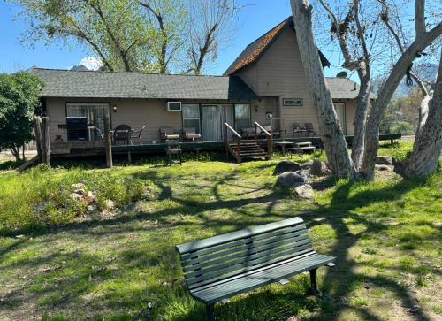 Vista exterior, Sequoia River Front Cabins in Três Rios (CA)