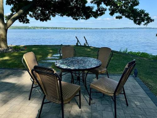 Beautiful Waterfront House in Owasco Lake in Auburn, USA