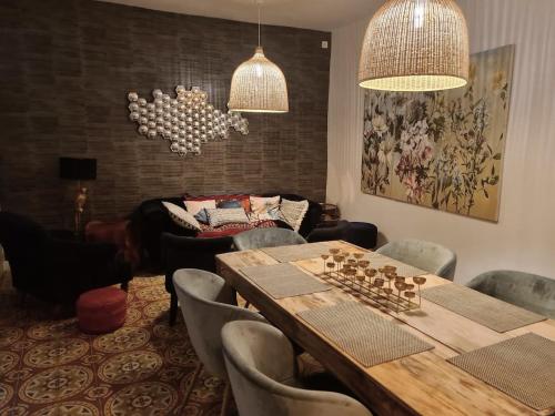 Koplietošanas atpūtas telpa ar TV, Gîte en face du Château de NIZAS, 4 chambres d'hôtes et 1 appartement familial pour 4 personnes (Gite en face du Chateau de NIZAS, 4 chambres d'hotes et 1 appartement familial pour 4 personnes) in Nizas