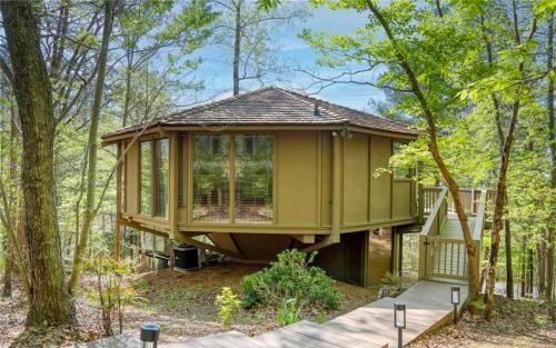 Chalet 141 - Peaceful wooded views cozy interiors plus wifi in Marblehill, USA