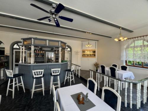 Restaurant, Penzion a Rybářská bašta U Jesetera (Penzion a Rybarska basta U Jesetera) in Bela Pod Pradedem