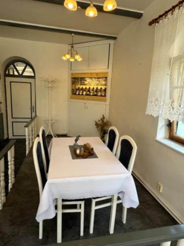 Restaurant, Penzion a Rybářská bašta U Jesetera (Penzion a Rybarska basta U Jesetera) in Bela Pod Pradedem