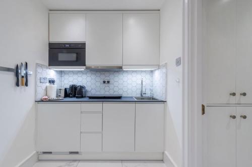 The Fairytale - Fitzrovia - by Frankie Says, Лондон (фото 9)