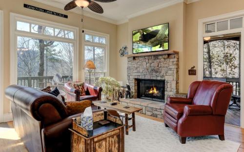 Doctors Orders - Refresh and recharge with peaceful views and a cozy hot tub in Marblehill, USA