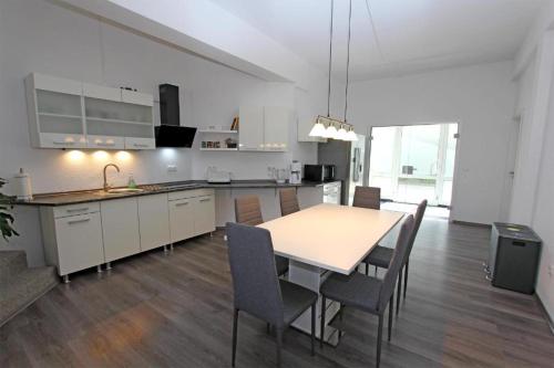 ห้องครัว, Am Kulturpark - Ferienwohnung mit 3 Schlafräumen für 6 Personen Neubrandenburg (Am Kulturpark - Ferienwohnung mit 3 Schlafraumen fur 6 Personen Neubrandenburg) in นอยบรานเดนบวร์ก