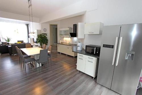 ห้องครัว, Am Kulturpark - Ferienwohnung mit 3 Schlafräumen für 6 Personen Neubrandenburg (Am Kulturpark - Ferienwohnung mit 3 Schlafraumen fur 6 Personen Neubrandenburg) in นอยบรานเดนบวร์ก