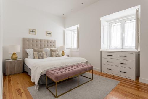 Central 3BR Duplex with Lift & AC by Host For Us, Lisbona
