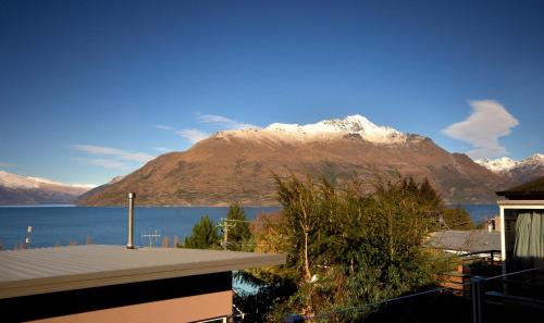 LakeRidge Queenstown by Staysouth The 5-star LakeRidge Queenstown offers comfort and convenience whether youre on business or holiday in Queenstown. Featuring a satisfying list of amenities, guests will find their stay at the propert