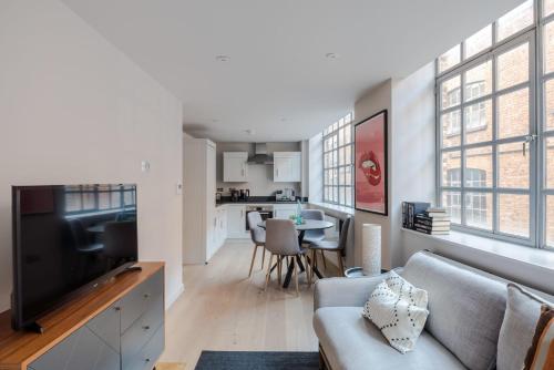 Clerkenwell 2-bed Apartment - Lift - Sleeps 4, Londyn