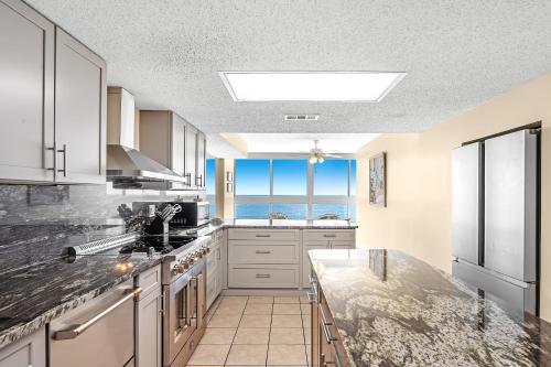 Edgewater West Condos - 주방