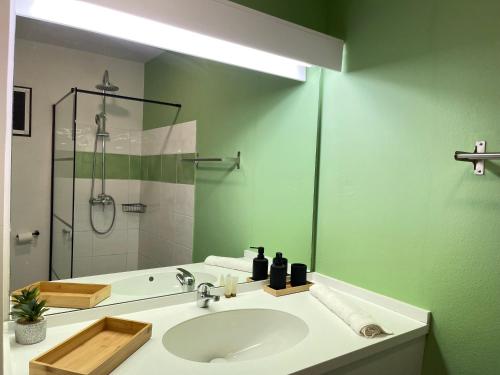 ฝักบัว, La Fraîcheur d'Alizé - Piscine - Plage - Jardin (La Fraicheur d'Alize - Piscine - Plage - Jardin) in เรอมีร์-มงโฌลี