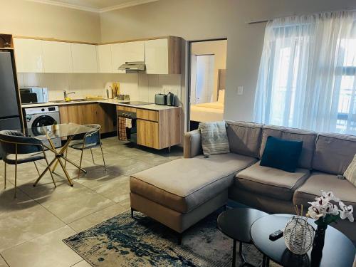 Secure 1 Bedroom Apartment in Midrand, Waterfall City - Lock Up and Go - Free WIFI and Parking - 6A Elizabeth Place