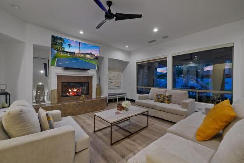 Super Mario Hideout: Desert Dream with Game Room & Pool Slide Super Mario Hideout: Desert Dream with Game Room & Pool Slide