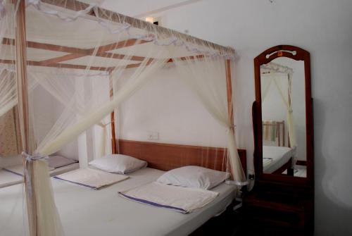 Triple Room with Balcony image 4