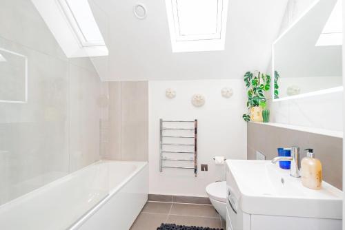 Superb Top Floor 1-Bedroom Flat With Charming Two Balconies, London (photo 4)