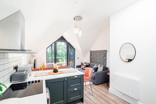 Superb Top Floor 1-Bedroom Flat With Charming Two Balconies, London (photo 6)