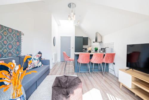 Superb Top Floor 1-Bedroom Flat With Charming Two Balconies, London (photo 2)