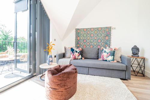 Superb Top Floor 1-Bedroom Flat With Charming Two Balconies, London (photo 5)