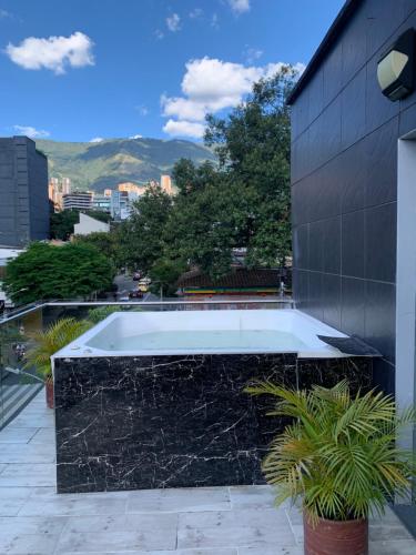 Duplex w Rooftop, Pool & 3 Jacuzzi, Maid, Security, Medellín (photo 7)