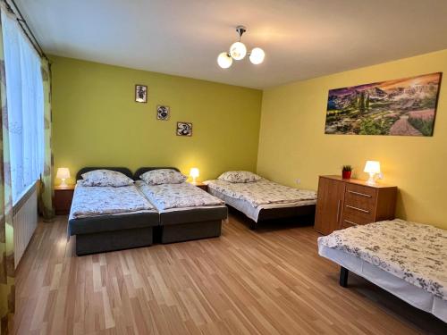 2 twin beds, 2 sofa beds