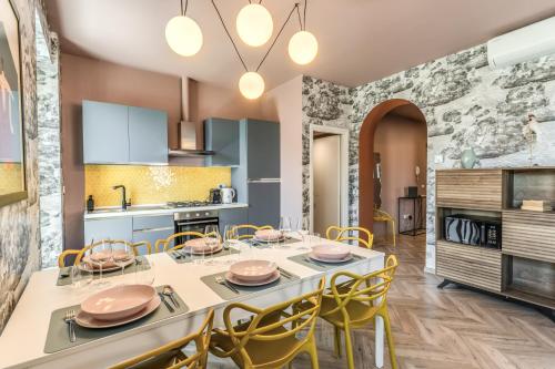 Three-Bedroom Apartment room in DowntownSRL- Cinque Terre Swing