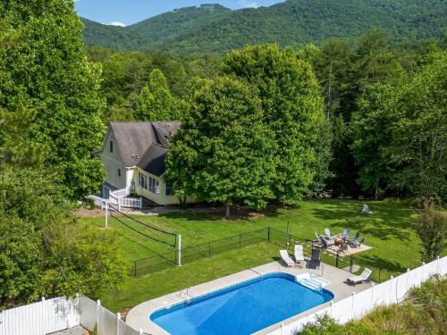 NEWLY Renovated near Asheville! HOT TUB and seasonal POOL! in Fletcher, USA