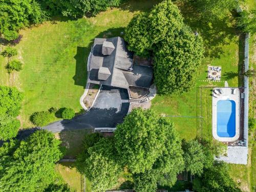 NEWLY Renovated near Asheville! HOT TUB and seasonal POOL! in Fletcher, USA