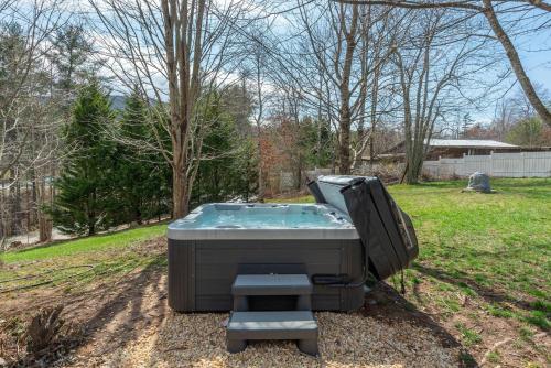 NEWLY Renovated near Asheville! HOT TUB and seasonal POOL! in Fletcher, USA