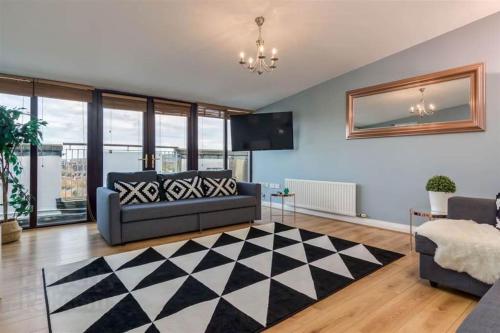 City Hall Penthouse Duplex - Incredible Views & Sleeps 8 & Balcony & Very Modern and spacious, North Down and Ards