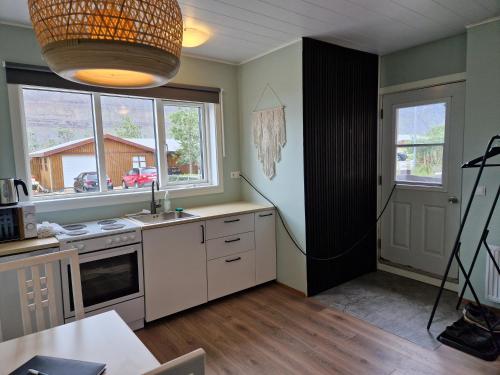 virtuve, Cozy studio apartment in Sudavik