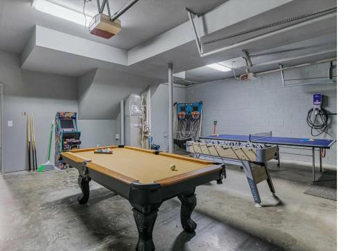 NEWLY Renovated near Asheville! HOT TUB and seasonal POOL! in Fletcher, USA