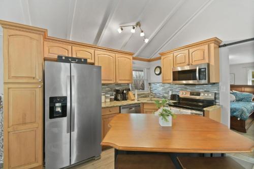 keuken, Spacious Retreat Fenced Yard Screened Deck in Frostproof