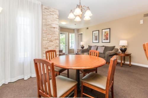 Country Club Charm - 4-Bed Radiant Resort Condo in Oro-Medonte (ON)