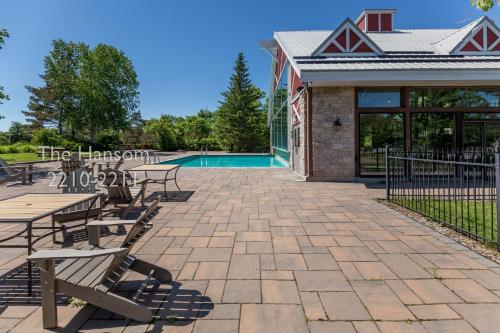 Country Club Charm - 4-Bed Radiant Resort Condo in Oro-Medonte (ON)