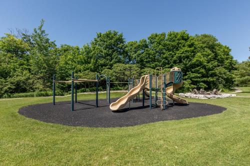 Country Club Charm - 4-Bed Radiant Resort Condo in Oro-Medonte (ON)