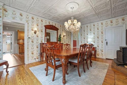 Charming Victorian Home - 2 minutes to downtown in แลนเคสเตอร์ (OH)