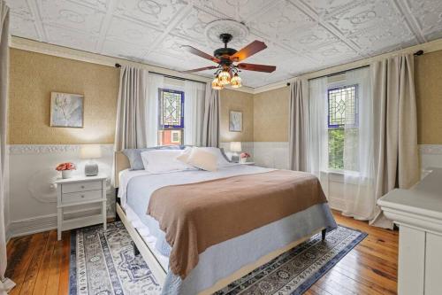 Charming Victorian Home - 2 minutes to downtown in แลนเคสเตอร์ (OH)